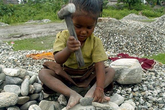 uma menina que trabalha em escravatura, a partir pedra, para sobreviver