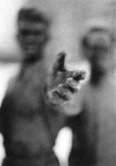 uma mão estendida em uma população que tende a envelhecer mais e mais é assim a mão do povo perante o Governo de Pedro Passos Coelho